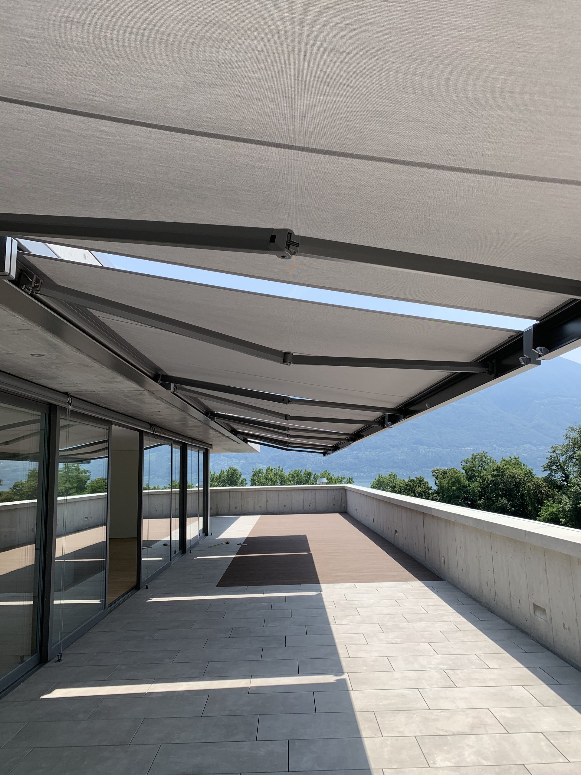 Tenda da sole cassonata e motorizzata installata in Ticino