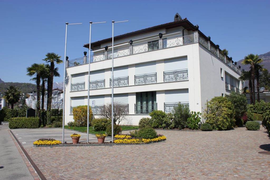 Edificio a Losone con serramenti e schermature installati da Zoka Roll