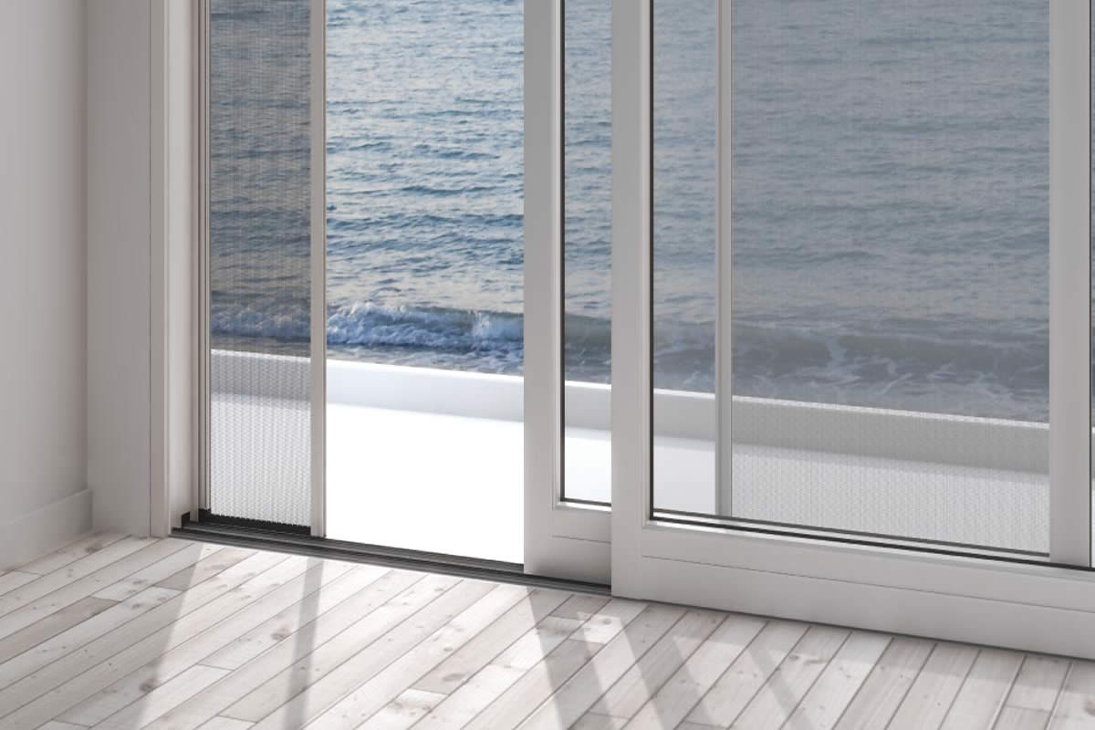Zanzariera plissettata installata su una porta finestra