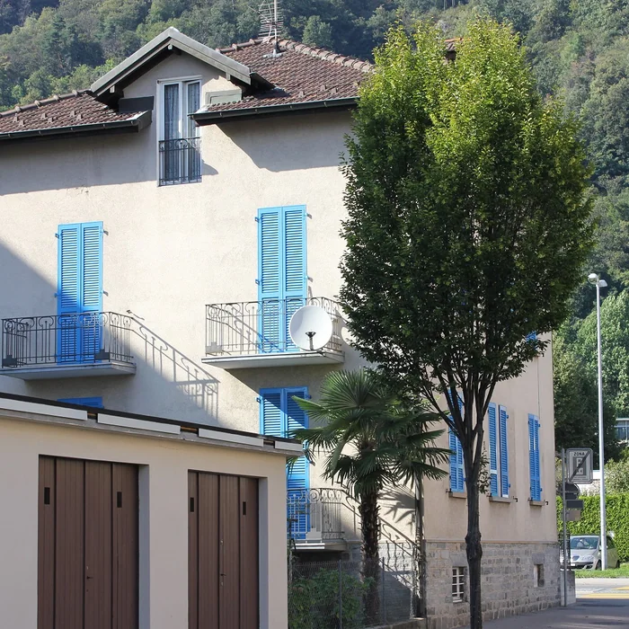 Persiane blu su abitazione ticinese